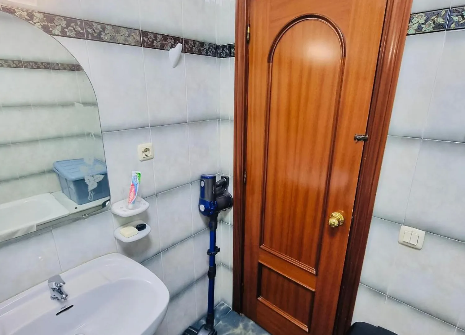 Newly Refurbished Room 2 La Linea de la Concepcion Homestay